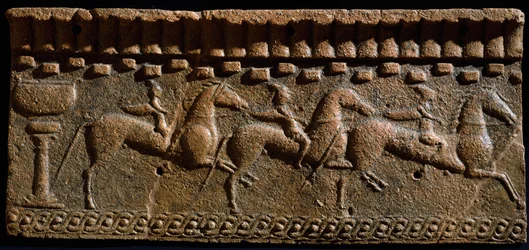 Arte etrusca: fregio decorato con cavalieri da un insieme architettonico a Murlo. VI secolo a.C. Murlo, Antiquarium Comunale, Italia