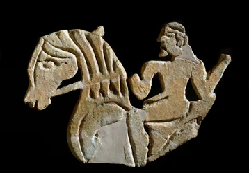Civiltà etrusca: acrotere scolpito a forma di cavaliere. VII secolo a.C. Dal palazzo di Murlo. Firenze, Soprintendenza Archeologica