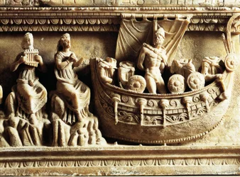 Civiltà etrusca, urna in alabastro, dettaglio del rilievo che raffigura Ulisse e le Sirene