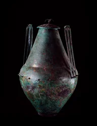 Civiltà etrusca: vaso biconico in bronzo con doppio manico e coperchio dalla tomba del carro di bronzo a Vulci, 680-670 a.C.