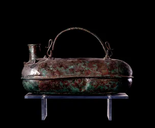 Civiltà etrusca: askos in bronzo dalla tomba del Carro di Bronzo a Vulci, 680-670 a.C.