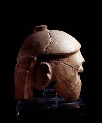 Civiltà etrusca: testa di elmo in terracotta del gruppo Antenanti da Murlo, Poggio Civitate, Italia - 580-570 a.C.