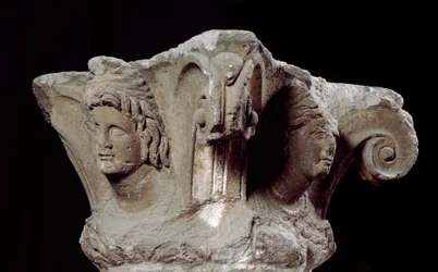 Civiltà etrusca: capitelli di colonne decorati dalla tomba Campanari a Vulci, Italia. Fine IV, inizio III secolo a.C. Firenze, Museo Archeologico