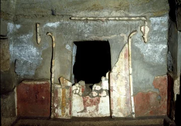 Civiltà etrusca: ingresso della tomba François nella necropoli di Ponte Rotto, IV secolo a.C. Vulci, Italia