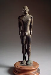 Civiltà etrusca: scultura in bronzo di kouros, da Talamone, Italia, 540-530 a.C. Dim 21 cm