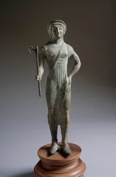 Civiltà etrusca: figura di offerente, scultura in bronzo, 480 a.C., Dim 27 cm da Isola di Fano, Italia