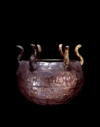 Civiltà etrusca: piccolo vaso in argento con serpenti dalla tomba principesca detta Bernardini a Preneste