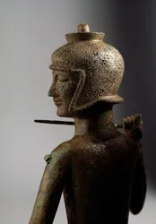 Civiltà etrusca: statuetta di guerriero in bronzo