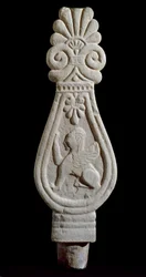 Civiltà etrusca: stele di sepolcro in gres decorata con la silhouette di un leone alato da Londa in Italia. 550-500 a.C. Firenze, Museo Archeologico