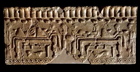 Civiltà etrusca: fregio in terracotta adornato con una scena di banchetto. 580 a.C. Dim. 24x54 cm. Dal Palazzo di Murlo. Murlo, Antiquarium Comunale