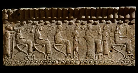 Civiltà etrusca: fregio in terracotta adornato con bassorilievi di divinità e dignitari seduti. 580 a.C. Dim. 24x54 cm. Dal Palazzo di Murlo. Murlo, Antiquarium Comunale