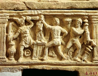 Civiltà etrusca, urna in tufo con scene di Galli che saccheggiano templi