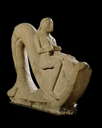 Civiltà etrusca: giovane a cavallo di un delfino. Scultura in pietra, 550 a.C. Altezza 82 cm. Roma, Museo Nazionale di Villa Giulia