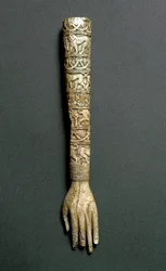Antichità etrusca: braccio anteriore o manico di flabello (ventaglio liturgico) in avorio. Dalla tomba Barberini a Preneste (Palestrina). VII secolo a.C. Roma, Museo Nazionale di Villa Giulia