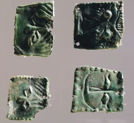 Ex-voto in piastra di bronzo raffigurante occhi. Artefatti dagli oggetti del Santuario di Reithia Este (Venetia). Civiltà Etrusca, V-IV secolo a.C.