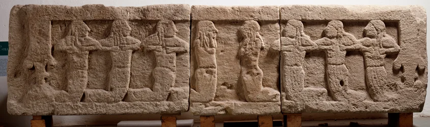 Letto funerario realizzato con tre blocchi di tufo, VI secolo a.C.