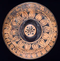 Patera. Ceramica a figure rosse da Spina (Emilia Romagna). Civiltà etrusca, IV secolo a.C.