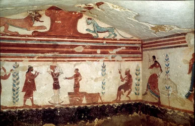Il defunto seduto su uno sgabello assiste a uno spettacolo con giocolieri e danzatori (affresco, dettaglio, 530 a.C.)
