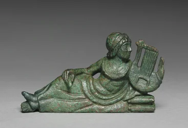Ornamento di vaso con suonatore di lira reclinato, Italia, c.400-375 a.C.