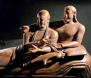 Arte etrusca: Sarcofago degli Sposi, gruppo scultoreo in terracotta di una coppia sul letto funebre - dettaglio, da Cerveteri, Italia. 525-500 a.C. Parigi, Musée du Louvre