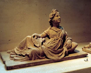 Arte etrusca: coperchio di urna funeraria raffigurante la moglie del defunto che tiene un ventaglio. Dal monumento funerario di Chiusi (Toscana, Italia). II secolo d.C. Parigi, Museo del Louvre