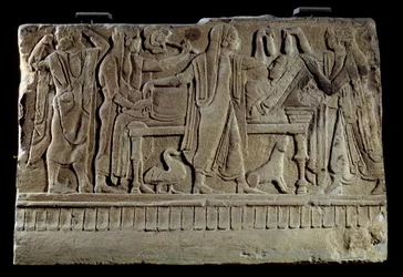 Antichità etrusca: Placca di cippo funerario. Esposizione del defunto sul suo letto funebre. Parigi, Museo del Louvre