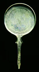 Specchio con decorazione incisa (bronzo)