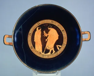 Coppa attica a figure rosse decorata con un uomo che dona un galletto a un ragazzo, ca. 470 a.C.