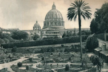 Giardini del Vaticano e cupola della Basilica di San Pietro, Roma, Italia