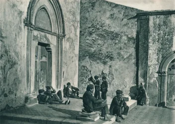 Riposo fuori da una chiesa, Taormina, Sicilia, Italia, 1927