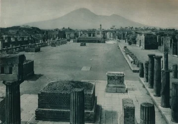Vista del foro con il Vesuvio in lontananza, Pompei, Italia, 1927