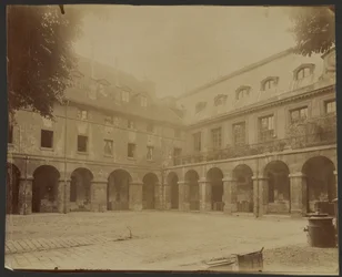 Cortile porticato