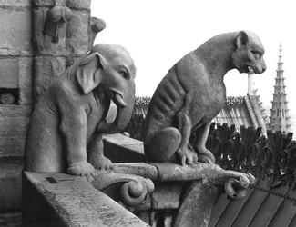 Gargoyle di elefante e leone dalla balaustra della Grande Galerie della facciata ovest, replica di un originale del 12° secolo