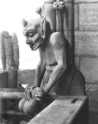Gargoyle dalla balaustra della Grande Galerie, diavolo che tiene un rospo, replica di un originale del 12° secolo