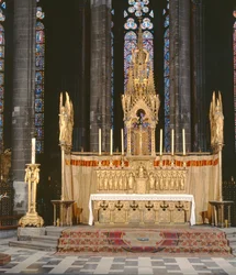 Altare Maggiore in Stile Neogotico, Circondato da 4 Angeli che Portano gli Strumenti della Passione di Cristo con un Tabernacolo Sormontato da una Guglia Riccamente Decorata