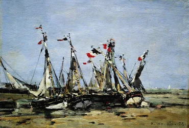 Trouville (Francia), in attesa della marea, barche da pesca sulla spiaggia, decorate con bandiere francesi, commemorando la Rivoluzione Francese del 1789