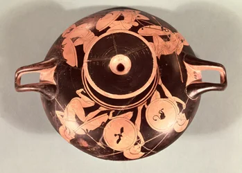 Coppa a figure rosse attica raffigurante opliti accovacciati