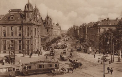 Budapest: Cortile del Palazzo Occidentale con Terez-Koruttal; Boulevard De Therese Avec Le Gare De L