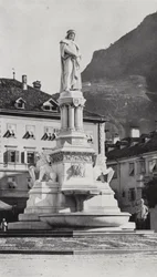 Monumento a Walther von der Vogelweide a Bolzano (foto in bianco e nero)