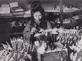 Fabbricazione di Giocattoli Giapponesi (foto b/n)