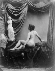 Donna nuda che ammira la figura della Venere di Milo