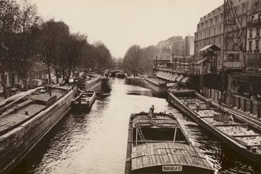 Parigi: Les peniches sur le Canal St-Martin; I pinnacoli sul "Canal St-Martin" (foto b/n)