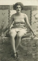 Ritratto di una donna seduta in biancheria intima