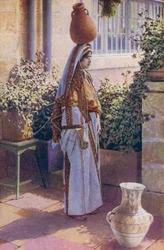 Giovane donna che porta acqua sulla testa, a Betlemme, Palestina