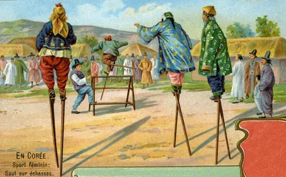 Donne coreane sui trampoli che giocano a saltare gli ostacoli, 1904
