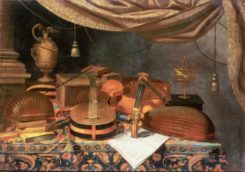 Una chitarra, un violoncello, liuti, uno spartito musicale e altri libri e un globo armillare su un tavolo drappeggiato