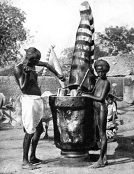 Mulino di sesamo dipinto in onore di una dea indù, India