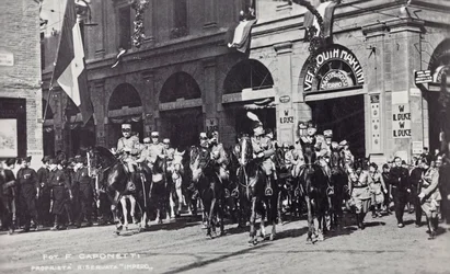 Album "Duce": Benito Mussolini a cavallo che sfila per le strade di Ferrara