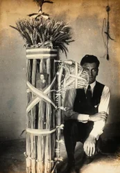Antonio Floridi che posa vicino a fasci di littori fatti di spighe di grano. Fattoria di proprietà di Camillo Frizzoni, a Morengo, provincia di Bergamo. In cima ai fasci c
