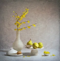Fiori gialli, pere verdi